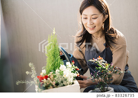 寄せ植え・花の世話を楽しむミドル女性 寄せ植え・花の世話を楽しむミドル女性 83326735