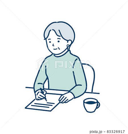 手紙を書いているシニア女性 83326917