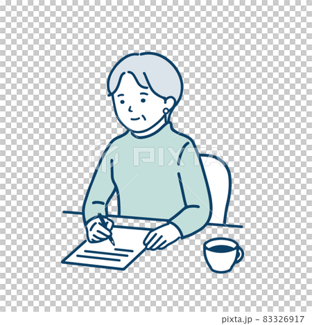 手紙を書いているシニア女性 83326917