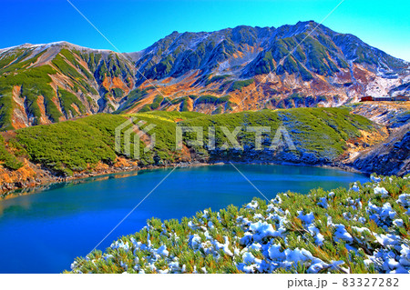 秋の立山室堂平みくりが池と立山連峰　立山黒部アルペンルート 83327282