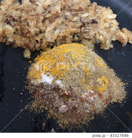 玉ねぎとスパイスを炒める 83327686