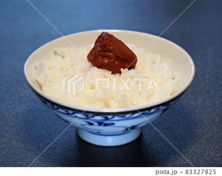 梅干しの乗ったご飯 83327825