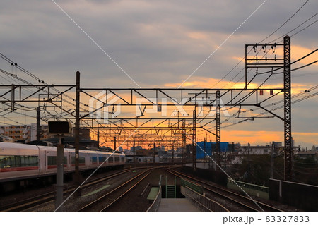 走る電車と夕焼け空 走る電車と夕焼け空 83327833