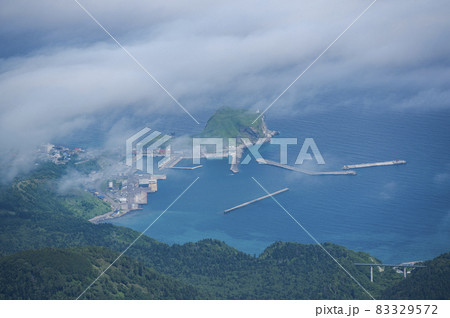 利尻山から見下ろす鴛泊港 83329572