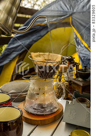 アウトドアで焙煎コーヒー roasted coffee to enjoy outdoors 83329605