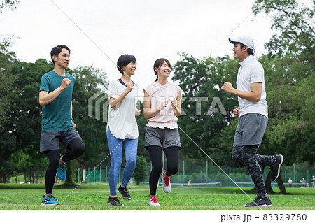 スポーツを楽しむ若い男女 83329780