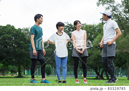 スポーツを楽しむ若い男女 スポーツを楽しむ若い男女 83329785