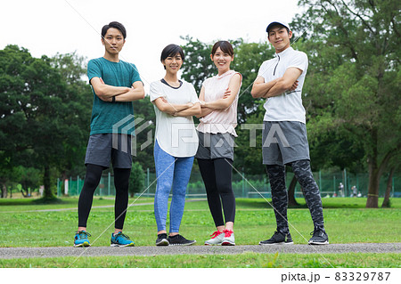 スポーツを楽しむ若い男女 83329787