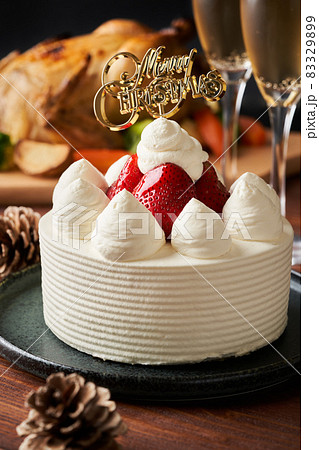 クリスマスケーキとローストチキン 83329899