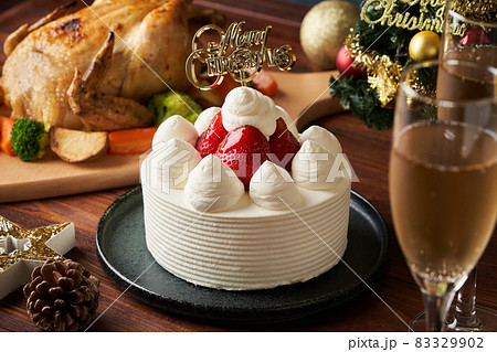 クリスマスケーキとローストチキン 83329902