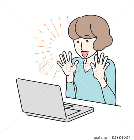 パソコンの画面を見ながら手を挙げて喜ぶ女性 - インターネット・パソコン 83331034