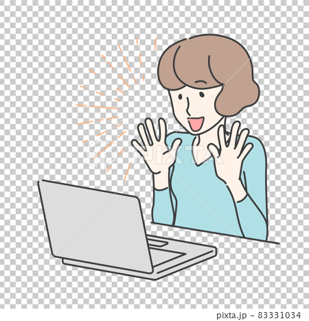 パソコンの画面を見ながら手を挙げて喜ぶ女性 - インターネット・パソコン 83331034