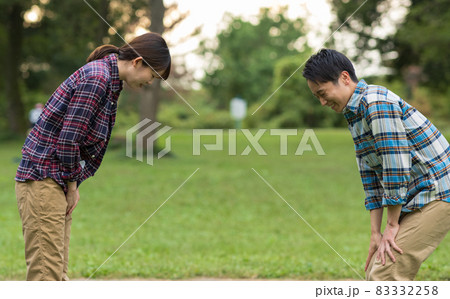 愛の告白をする男性 83332258