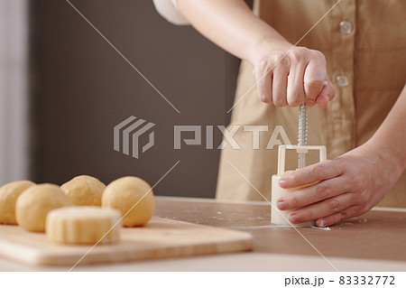 Woman Making Delicious Mooncakes Woman Making Delicious Mooncakes 83332772