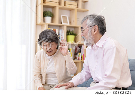 耳が聞こえづらいシニア女性 耳が聞こえづらいシニア女性 83332825