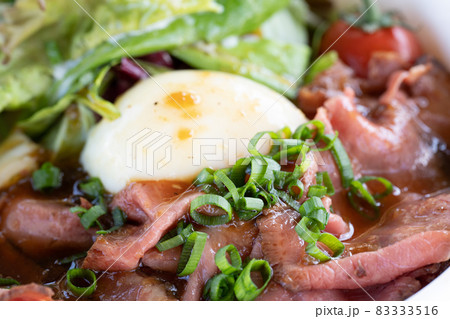 ローストビーフ丼 83333516