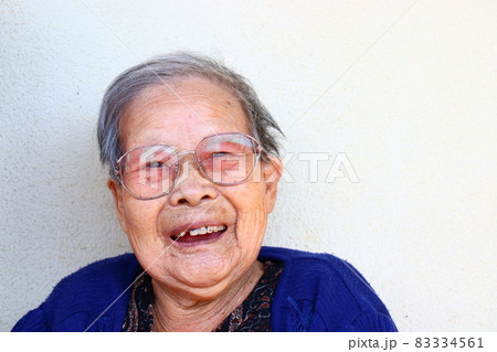 笑顔のおばあちゃん、100歳の長寿 83334561