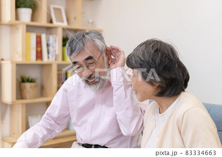 耳が聞こえづらいシニア男性 耳が聞こえづらいシニア男性 83334663