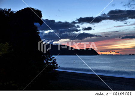 獅子岩・七里御浜の日の出 【三重県熊野市】 獅子岩・七里御浜の日の出 【三重県熊野市】 83334731