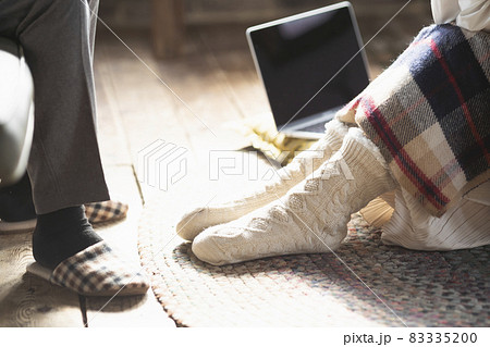 靴下を履く女性 靴下を履く女性 83335200