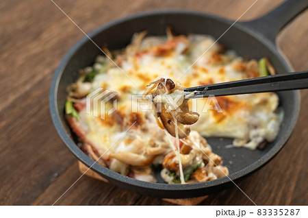 キノコとベーコンの餅ピザ 83335287