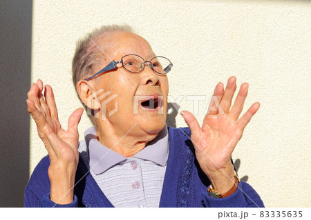 びっくり顔のシニア女性 長寿の写真素材