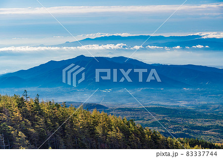 (静岡県)富士山富士宮口五合目 紅葉が美しい宝永遊歩道から、伊豆方面の展望 (静岡県)富士山富士宮口五合目 紅葉が美しい宝永遊歩道から、伊豆方面の展望 83337744