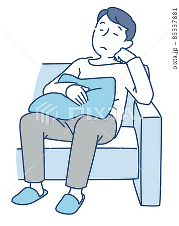 ソファーでダラダラしている男性 83337881