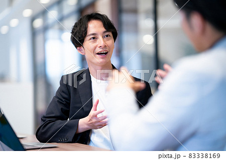 打ち合わせをするビジネスマン　撮影協力：WEEK芝大門（サンフロンティア不動産） 83338169