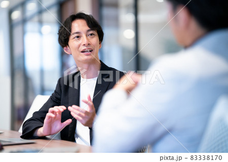 打ち合わせをするビジネスマン 撮影協力:WEEK芝大門(サンフロンティア不動産) 打ち合わせをするビジネスマン 撮影協力:WEEK芝大門(サンフロンティア不動産) 83338170
