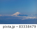 雲から頭を出す積雪した富士山と青空 83338479