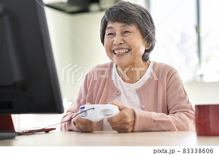 ゲームをする高齢の女性  シニア　eスポーツ　イメージ 83338606