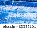 水面に落ちる水滴と水しぶき 83339101