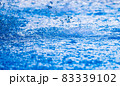 水面に落ちる水滴と水しぶき 83339102