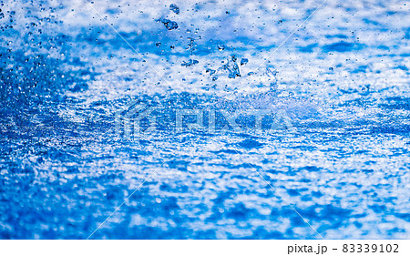 水面に落ちる水滴と水しぶき 83339102