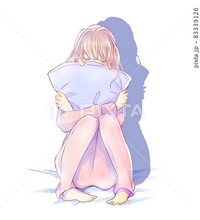 不安な雰囲気のクッションを抱いた女性 83339126