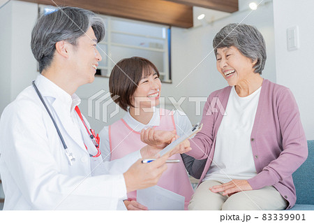 訪問診療　ドクターに脈を測ってもらう高齢者の女性 83339901
