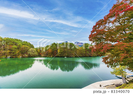 紅葉時期の毘沙門沼（五色沼）の風景　福島県北塩原村 83340070