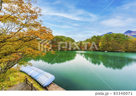紅葉時期の毘沙門沼（五色沼）の風景　福島県北塩原村 83340071