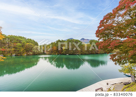 紅葉時期の毘沙門沼(五色沼)の風景 福島県北塩原村 紅葉時期の毘沙門沼(五色沼)の風景 福島県北塩原村 83340076