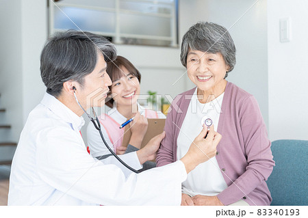訪問診療　ドクターに聴診器を使って診察をしてもらう高齢者の女性 83340193