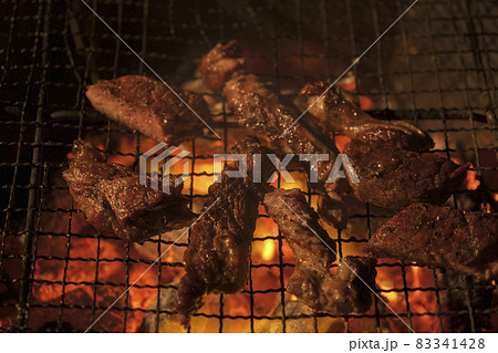 厚切りステーキ 炭火に肉汁が滴り落ちる 厚切りステーキ 炭火に肉汁が滴り落ちる 83341428