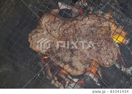 厚切りステーキ　炭火に肉汁が滴り落ちる 83341434