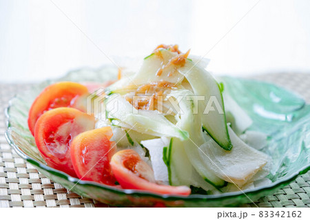 夏野菜をたっぷり使った冷製のサラダ　さっぱりしたドレッシングで召し上がれ 83342162