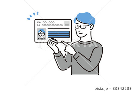 人物 マイナンバーカードを持つ男性 83342283
