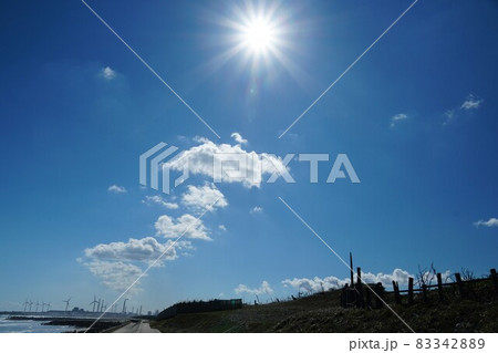 茨城県鹿嶋市の秋 快晴の青い空と輝く太陽 白い雲 イメージ 茨城県鹿嶋市の秋 快晴の青い空と輝く太陽 白い雲 イメージ 83342889