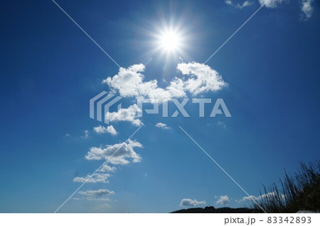茨城県鹿嶋市の秋 快晴の青い空と輝く太陽 白い雲 イメージ 茨城県鹿嶋市の秋 快晴の青い空と輝く太陽 白い雲 イメージ 83342893