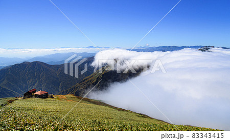 秋の谷川連峰と滝雲 83343415
