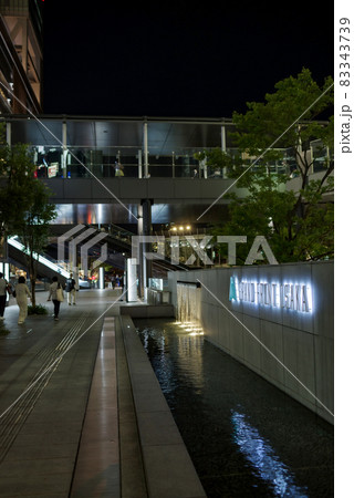 大阪梅田・大阪駅前、うめきた広場の夜景 大阪梅田・大阪駅前、うめきた広場の夜景 83343739
