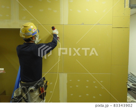 ボード貼り工事　職人　内装工事　ボード貼り 83343902